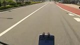 眼见自己闯红灯，轿车司机立马刹停