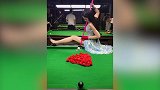 美女这样打台球！与玫瑰花的结合 关键是腿太美了