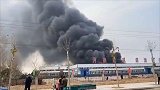 河南新乡一公司大火现场火光冲天 未造成人员伤亡