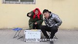 女骗子摆摊，鸡蛋扔出3米不碎百倍赔偿，来个农村小伙骗子赔惨了