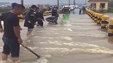 村里发洪水了，镇上的小伙子开车来捕鱼