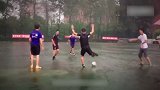 中超-17赛季-6名教练暴雨中磨炼球技 传接失误竟要接受积水中前滚翻惩罚-专题