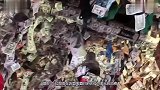 国外最暖心的酒馆，墙上贴满大量现金，没钱喝酒能让“老板”请客