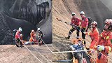 男子为捡无人机不慎坠百米山崖  救援人员用3小时将他抬上山脊