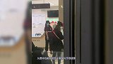 杨紫现身医院，小猴子身体状况堪忧，与助理一起无精打采