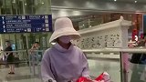 自从赵丽颖宣布离婚后，现在出门包裹这么严实！