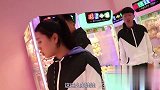 老师带同学去玩抓娃娃机，结果同学抓了半天只抓到了空气