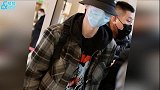 王一博春晚联排被粉丝围堵，拔腿就跑，敲车窗警告代拍