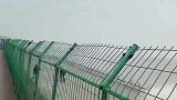 还以为只要小哥哥跑的够快,海浪就追不上他,原来是错觉而已