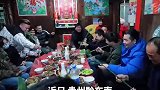 接亲现场女方为男方准备了用树叶做成的半米长筷子这是友善的意思表示接受了新郎