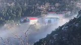 去年陪你看海看云的的那个人，现在，还在你身边吗？