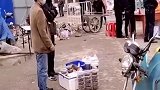 同样都是卖盒饭的，生意怎么没三轮车上好