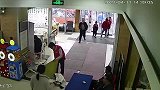 女子持刀冲进超市砍人 警方：系精神病患者，已关押看护
