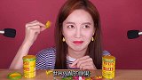 美女挑战“世界最酸”糖果，一口下去浑身哆嗦，只能坚持15秒钟