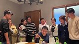 单身狗参加好友聚会，被好友撒狗粮