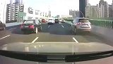 路怒症！说变道就变道，当我五菱是摆设没办法只能撞上了！