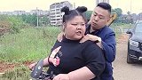 让你抱个腰子有这么难吗？本姑娘只好亲自给你演示了