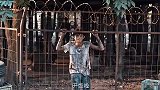 小伙子这操作，真的能看那么远吗