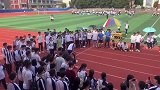 小伙子优秀啊，一下子就得到了女同学的爱慕！