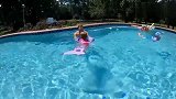 五胞胎奥利维亚穿上假鱼尾，化身美人鱼在泳池潜水来去自如，好美