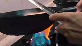 男子炒蛋炒饭炒成了球形，这是怎么炒出来的