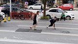 一对情侣在饭店门口发生争执，原本以为是个悲伤的故事