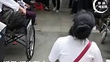 鞍山一公园，家住附近的女子不堪噪音污染，跪求老人们声音小一点！