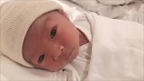 刚出生的小宝宝长得这么漂亮！眼珠子滚来滚去的，太软萌了！
