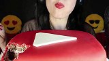 美女试吃特大标识翻糖蛋糕