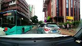 以为前面堵车，没想到却是遇上了路霸