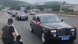 网红小姐姐的结婚场面真豪华，劳斯莱斯占满整个车道