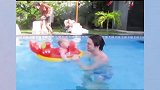 姐姐带弟弟在盆里疯狂戏水，真的是夏天的奇妙风景！