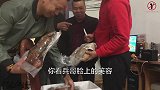 四娃有口福，兵哥大方分享朋友寄来的特产，还有轩妹带来的青稞酒