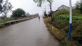 70岁老人每天手里拿把镰刀 精神失常后遭到嫌弃 看着蛮可怜