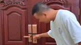 主人出门遛狗，结果把金毛落在家里了，金毛无情的在窗台上看着