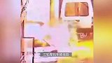 2小伙深夜偷汽油时抽烟，打火机掉落瞬间点燃三轮车，撒腿就跑