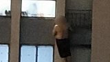 “猥琐男”现形记！江苏一男子凌晨站3楼空调外机上偷拍