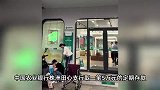病重取钱银行让本人到场？老人被抬到银行在其门口去世，银行回应
