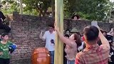 爬香蕉杆比赛，大腿会不会冒出火花，看着好危险