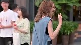 她来了她来了，她对我笑了？