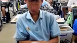 男子收下了一枚粉头，满满的青春回忆啊！这么近还敢睡觉