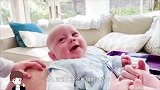 爷爷玩累了想休息一下，不料接下来宝宝的举动，爷爷差点笑岔气了
