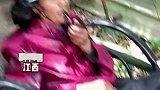 老人去看父母石碑，儿子自制轿子将老人抬去