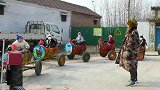 村民用废弃油漆桶自制小火车，带着村里的孩子们免费兜风