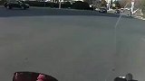 男子开着电动车，经过路口捏着前刹翻车了