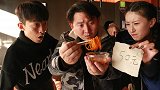 小伙吃火鸡面，老板用橡皮筋冒充，不料小伙用纸巾结账