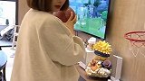 输不起，耍赖皮。哈哈。