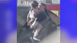 霍建华带女儿出游，亲嘴又亲脸，3岁小海豚身高惊人