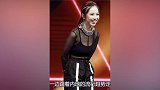 邓紫棋终于学会穿衣服了，把黑丝袜当上衣穿，一副小野猫的样子