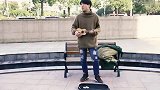男子当街卖唱，女子卖花，本以为是浪漫的邂逅，结果太逗了